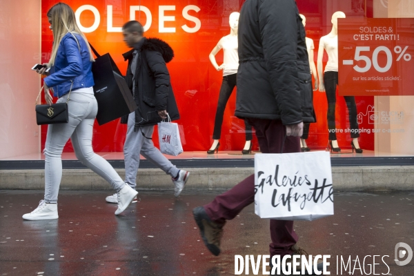 Ouverture des soldes d hiver sur les grands boulevards à Paris