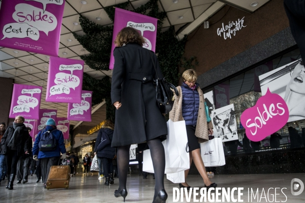 Ouverture des soldes d hiver sur les grands boulevards à Paris