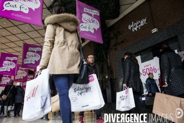 Ouverture des soldes d hiver sur les grands boulevards à Paris