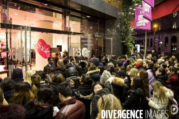 Ouverture des soldes d hiver sur les grands boulevards à Paris