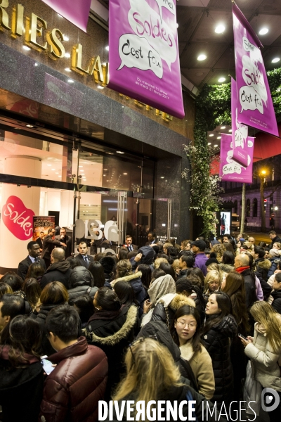 Ouverture des soldes d hiver sur les grands boulevards à Paris
