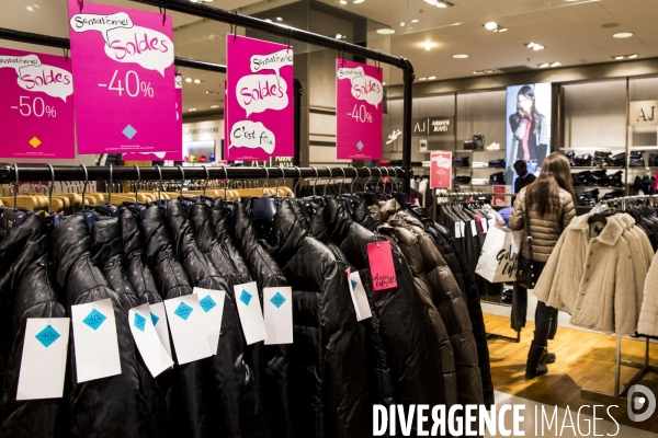 Ouverture des soldes d hiver sur les grands boulevards à Paris