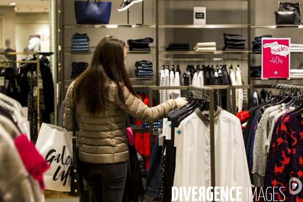 Ouverture des soldes d hiver sur les grands boulevards à Paris