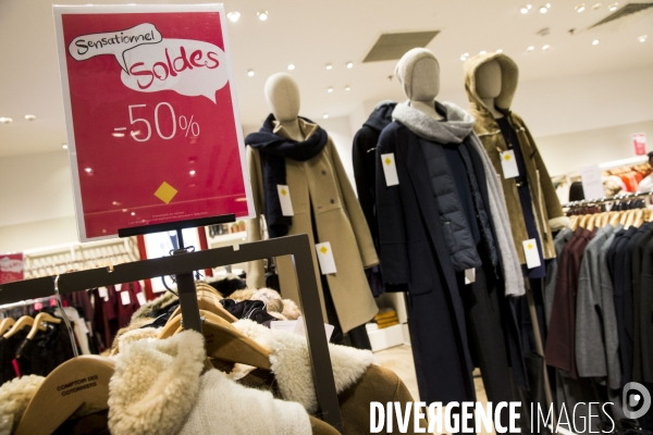 Ouverture des soldes d hiver sur les grands boulevards à Paris