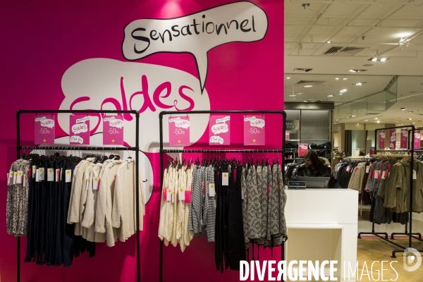 Ouverture des soldes d hiver sur les grands boulevards à Paris