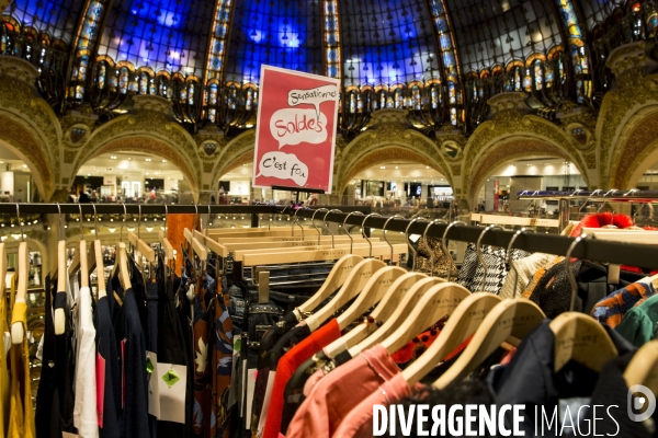 Ouverture des soldes d hiver sur les grands boulevards à Paris