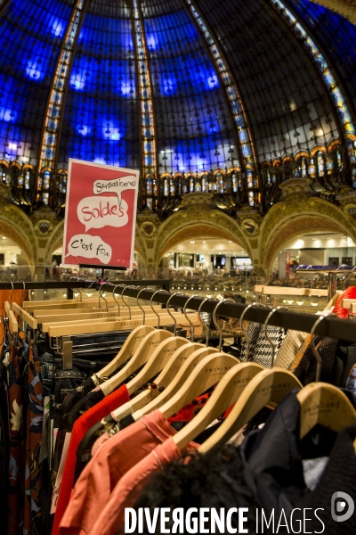 Ouverture des soldes d hiver sur les grands boulevards à Paris