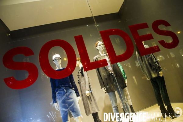 Ouverture des soldes d hiver sur les grands boulevards à Paris