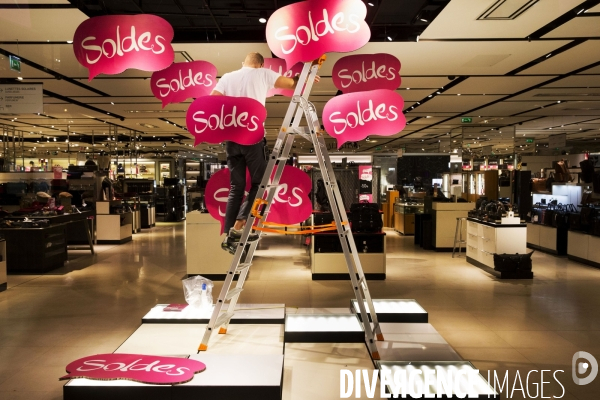 Ouverture des soldes d hiver sur les grands boulevards à Paris