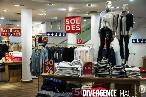 Ouverture des soldes d hiver sur les grands boulevards à Paris