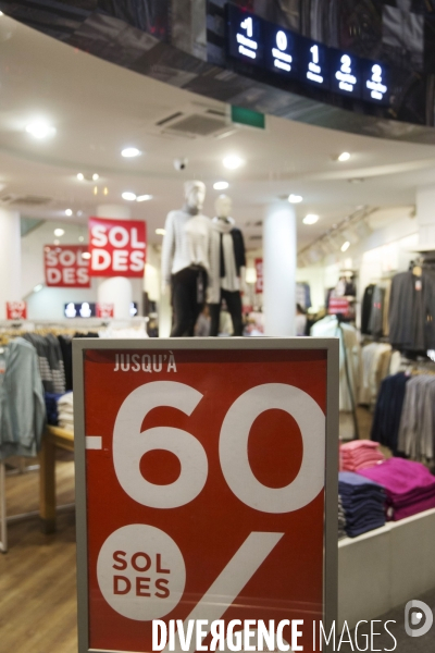 Ouverture des soldes d hiver sur les grands boulevards à Paris