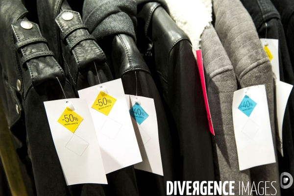 Ouverture des soldes d hiver sur les grands boulevards à Paris