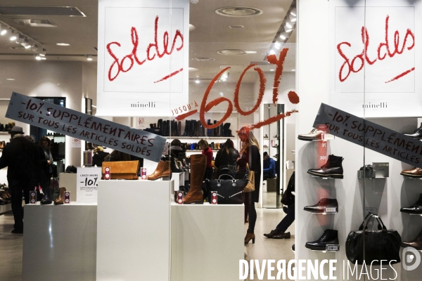 Ouverture des soldes d hiver sur les grands boulevards à Paris