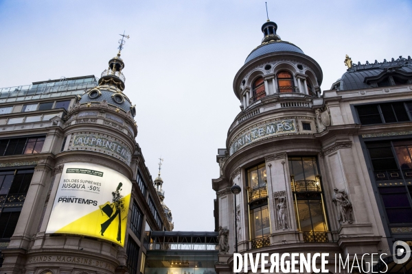Ouverture des soldes d hiver sur les grands boulevards à Paris