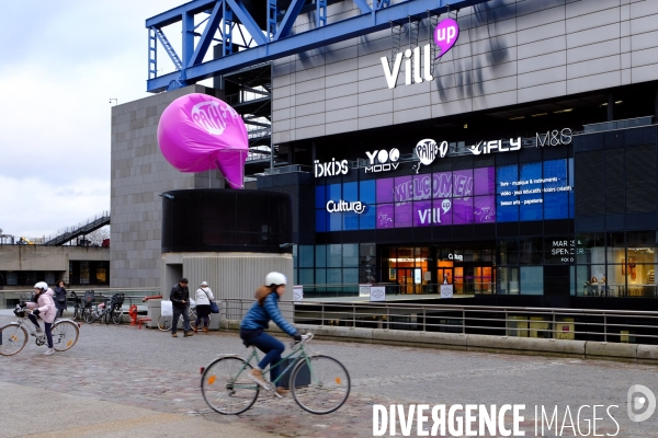 Vill Up. Le centre commercial occupe une traverse de la Cite des sciences et de l industrie inoccupee depuis des annees
