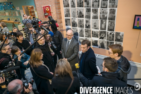 Emmanuel MACRON à l école maternelle