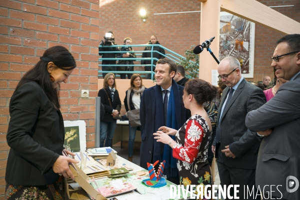 Emmanuel MACRON à l école maternelle