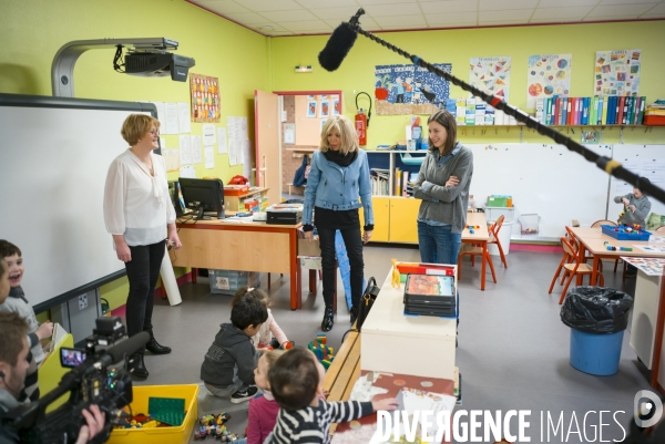 Emmanuel MACRON à l école maternelle