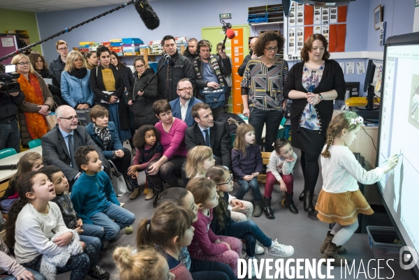 Emmanuel MACRON à l école maternelle