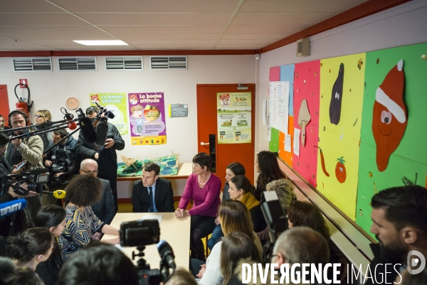 Emmanuel MACRON à l école maternelle