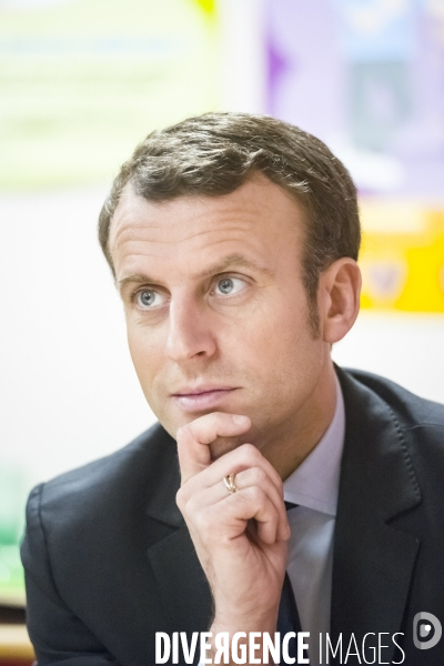 Emmanuel MACRON à l école maternelle