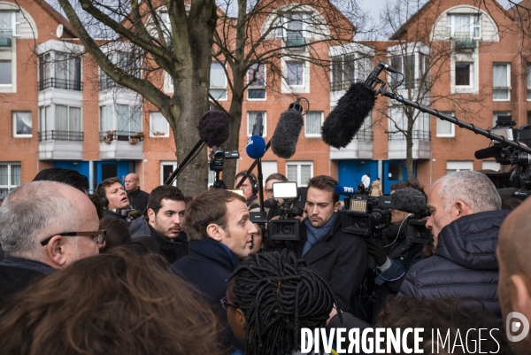 Emmanuel MACRON à l école maternelle