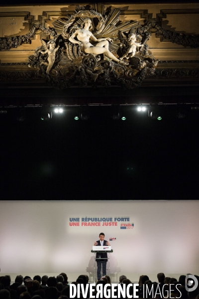 Meeting de M. Valls au Trianon.