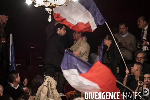 Meeting de M. Valls au Trianon.