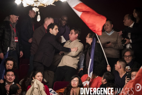 Meeting de M. Valls au Trianon.