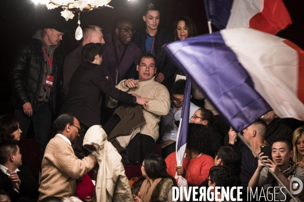 Meeting de M. Valls au Trianon.