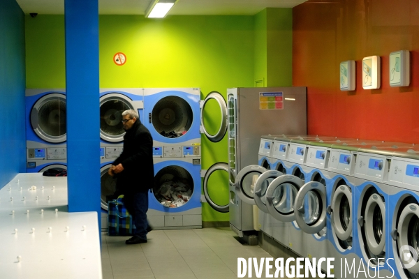 Bruxelles.Un homme lave son linge dans une laverie automatique