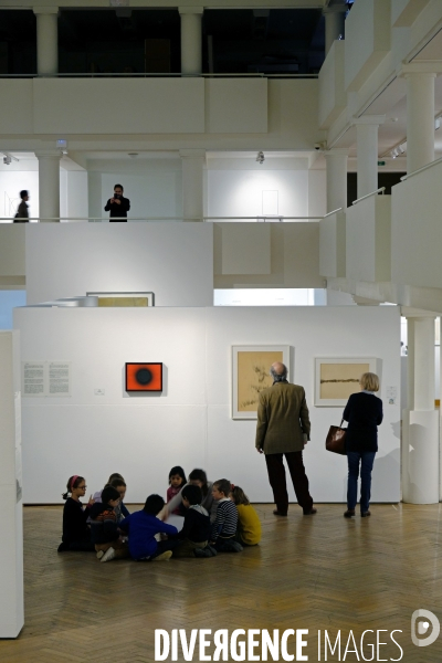 Bruxelles.Au musee ds beaux arts d Ixelles, des enfants et une mediatrice font un parcours ludique