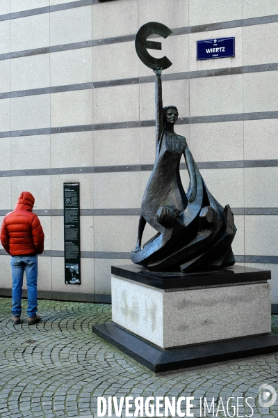 Bruxelles.Sculpture en hommage a la monnaie unique, l Euro, dans le quartier des institutions europpennes