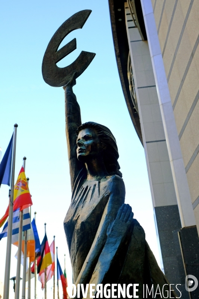 Bruxelles.Sculpture en hommage a la monnaie unique, l Euro, dans le quartier des institutions europpennes