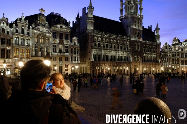 Bruxelles.Touristes sur la Grand Place illuminee