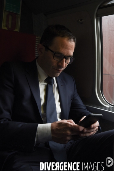 Benoît Hamon dans le TGV Lille Paris