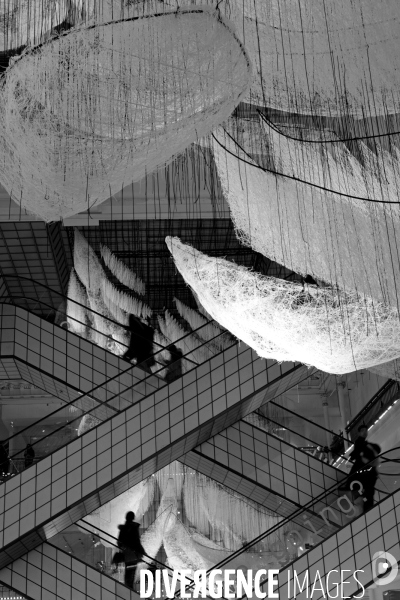Illustration Janvier2017..Au Bon Marche, l oeuvre de Chiharu Shiota