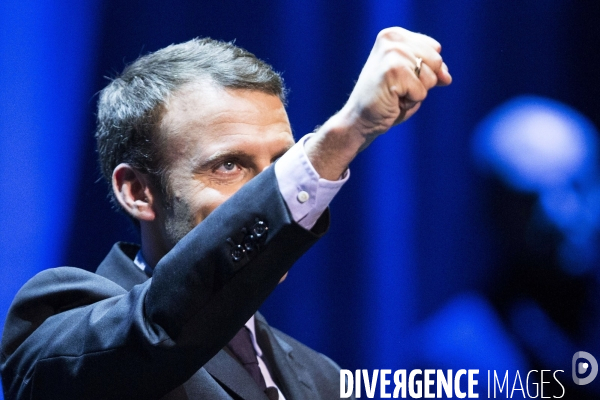 Emmanuel Macron lors d  une visite surprise à ses militants parisiens qui se réunissaient au théâtre Bobino.