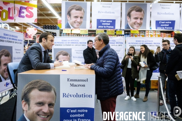 Emmanuel Macron dédicace son livre