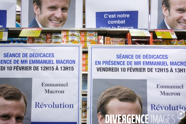 Emmanuel Macron dédicace son livre