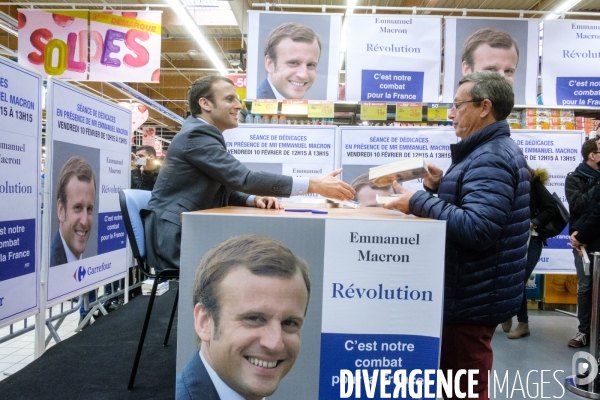 Emmanuel Macron dédicace son livre