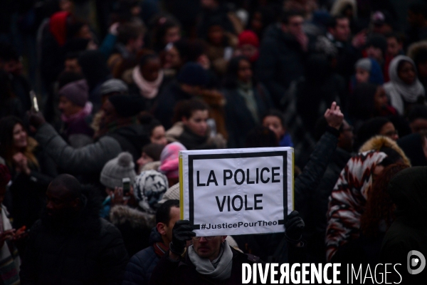 Manifestation en soutien à Théo victime de viol à Bobigny. Clashes in Paris suburb after police rape.