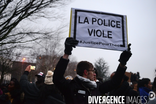 Manifestation en soutien à Théo victime de viol à Bobigny. Clashes in Paris suburb after police rape.