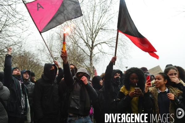 Manifestation en soutien à Théo victime de viol à Bobigny. Clashes in Paris suburb after police rape.