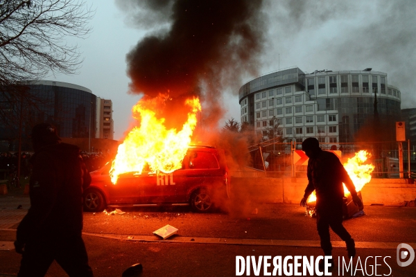 Manifestation en soutien à Théo victime de viol à Bobigny. Clashes in Paris suburb after police rape.