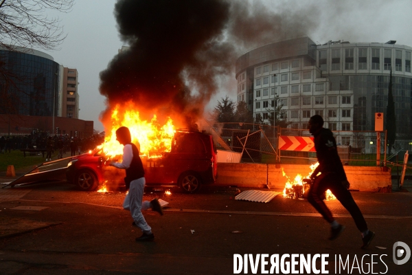 Manifestation en soutien à Théo victime de viol à Bobigny. Clashes in Paris suburb after police rape.