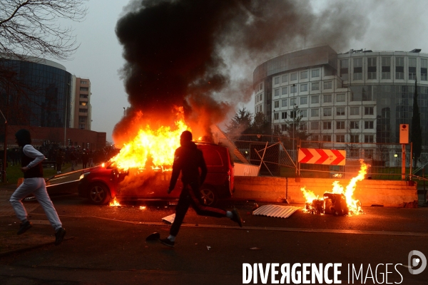 Manifestation en soutien à Théo victime de viol à Bobigny. Clashes in Paris suburb after police rape.