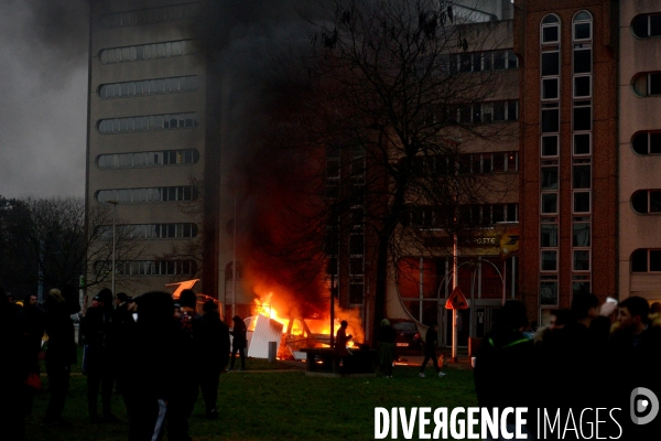 Manifestation en soutien à Théo victime de viol à Bobigny. Clashes in Paris suburb after police rape.