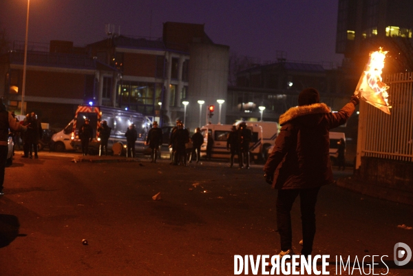 Manifestation en soutien à Théo victime de viol à Bobigny. Clashes in Paris suburb after police rape.