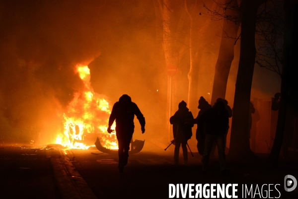 Manifestation en soutien à Théo victime de viol à Bobigny. Clashes in Paris suburb after police rape.